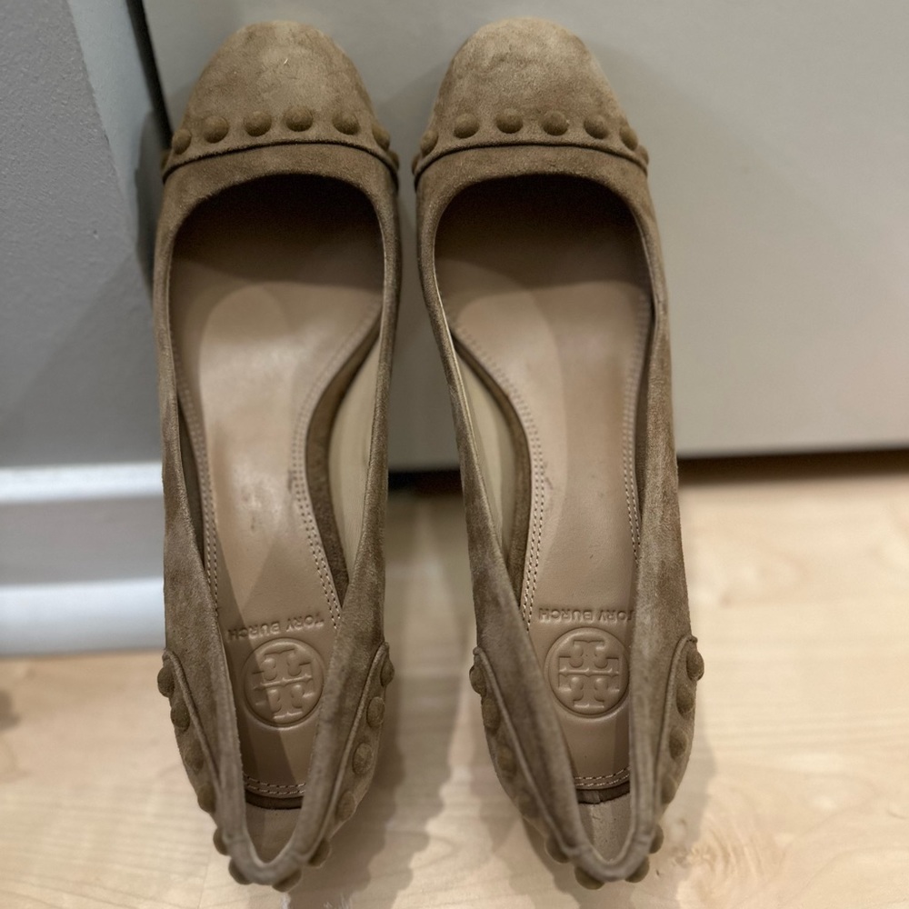 Tory Burch suede tan 1.5 inch heel size 6.5